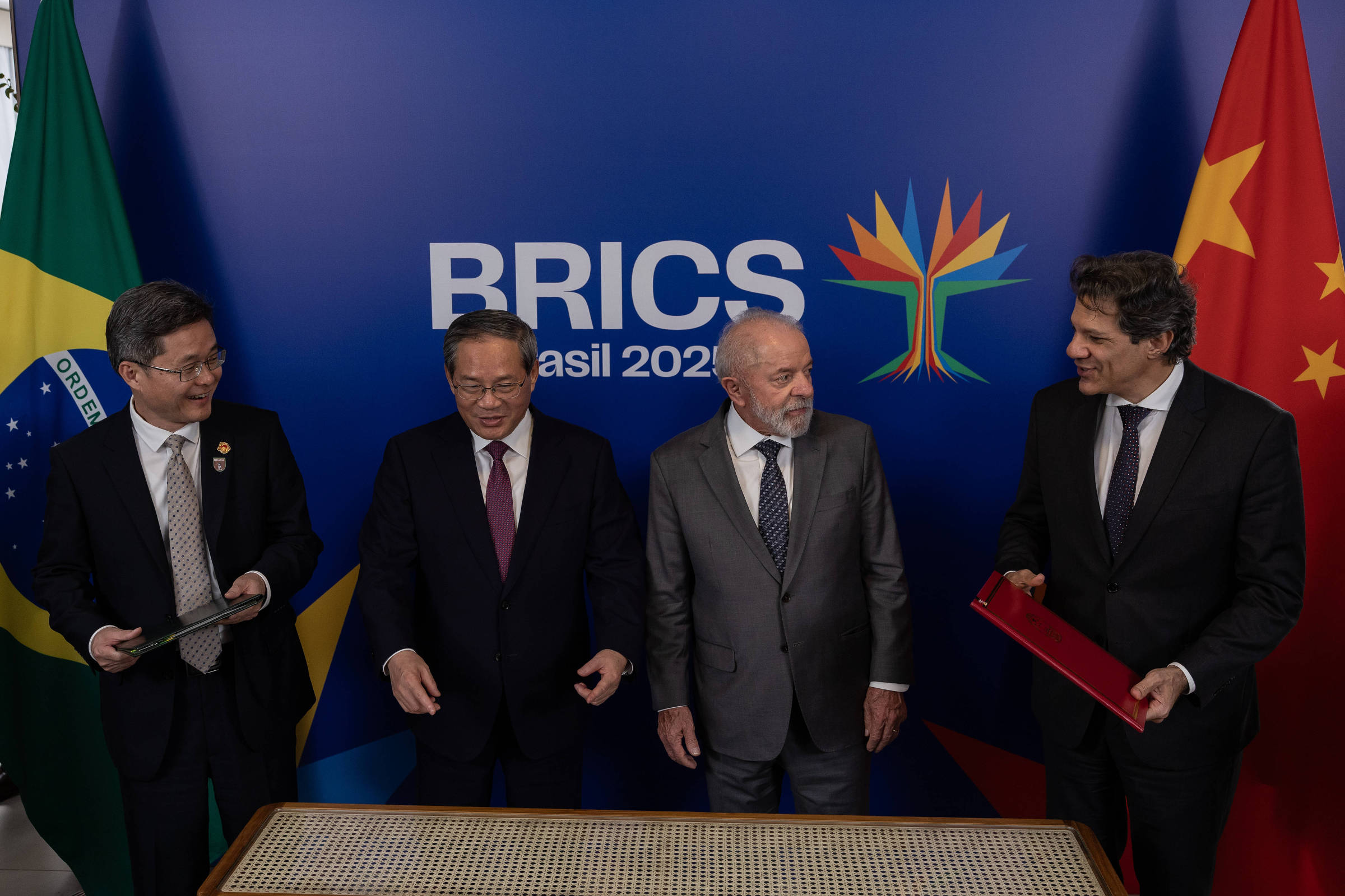Presidente Luiz Inácio Lula da Silva, com o ministro Fernando Haddad, participa de reunião bilateral dos Brics com o primeiro-ministro da China, Li Qiang, no Rio de Janeiro (Foto: Eduardo Anizelli - 5.jul.25/Folhapress)