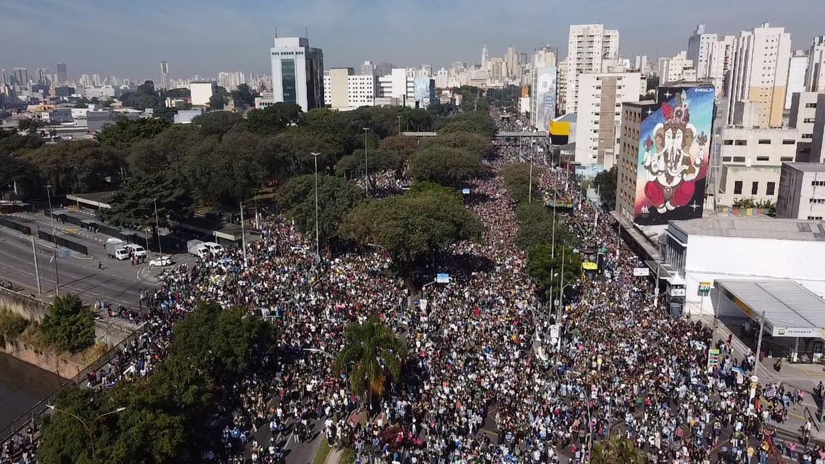 Milhares de pessoas participam da Marcha para Jesus em São Paulo (Foto: Edilson Dantas)