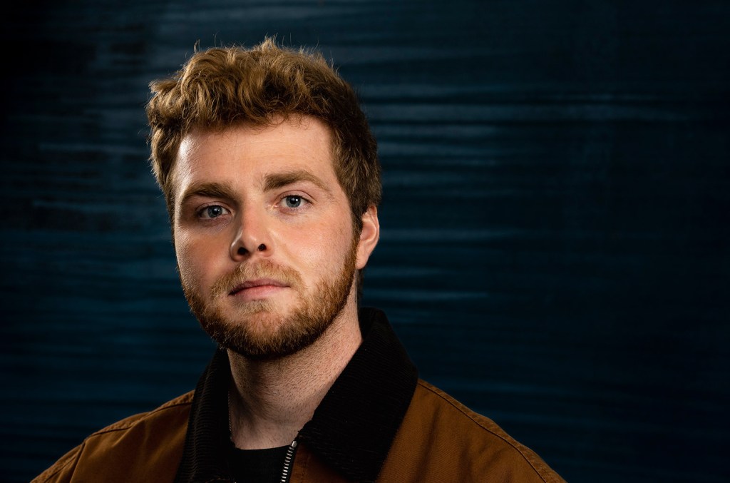 Alex Warren’s “Ordinary” continua no topo da Billboard Global 200 e Global Excl. U.S., onde lidera por nona e sétima semana, respectivamente. (Foto: Reprodução)