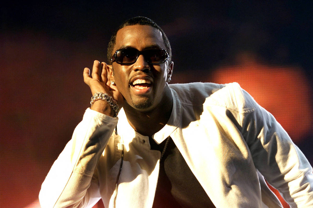 Diddy é condenado e sua influência na indústria supera a musicalidade O magnata da música Sean 'P. Diddy' Combs em show da MTV americana na África do Sul, em 2002 (Foto: STR New/Reuters)