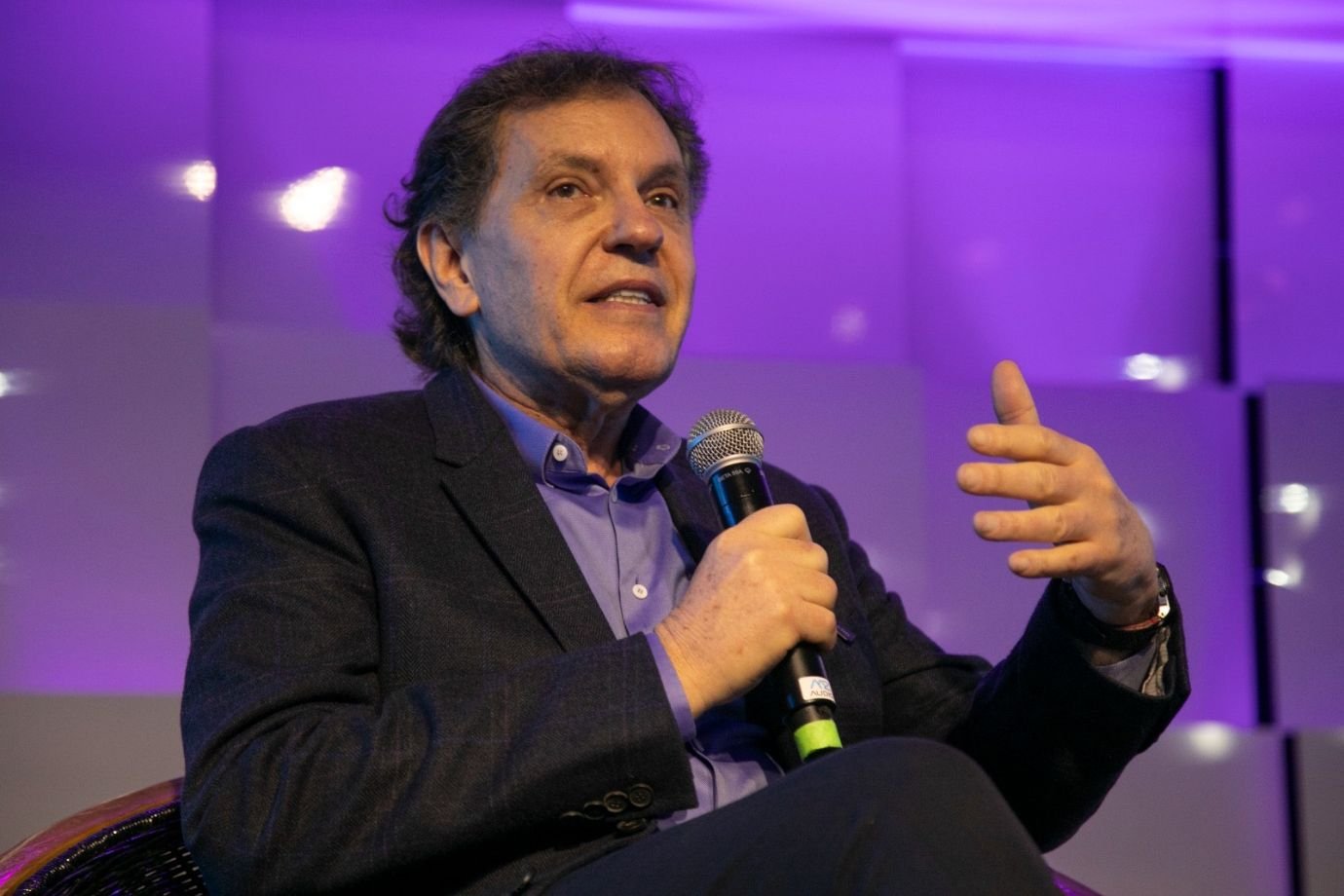Fundador da Polishop revela estratégias para aumentar vendas com demonstrações João Appolinário, fundador e CEO da Polishop, durante painel no Rio Innovation Week, mediado por Camila Farani, onde compartilhou estratégias de vendas e marketing baseadas na demonstração de benefícios e na integração entre canais (Foto: Reprodução)