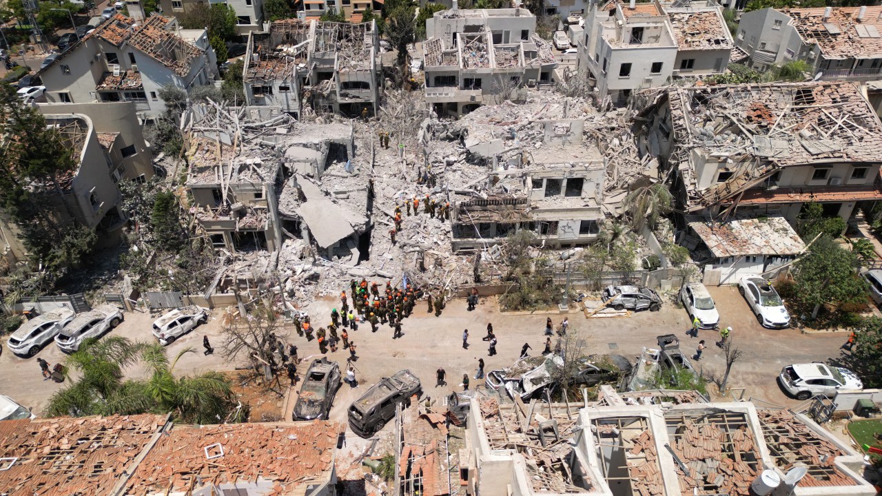 Uma vista aérea mostra as casas e veículos destruídos após os ataques retaliatórios do exército iraniano, em Rishon LeZion, Israel, em 14 de junho de 2025. (Foto: Mostafa Alkharouf/Anadolu via Getty Images)