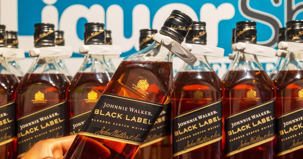 Diageo registra crescimento com a geração Z, mas enfrenta tarifas de US$ 200 milhões As ações da Diageo, que caíram quase 30% este ano até o fechamento de segunda-feira, subiram até 7% nesta terça (Foto: Leon Sadiki/Bloomberg)