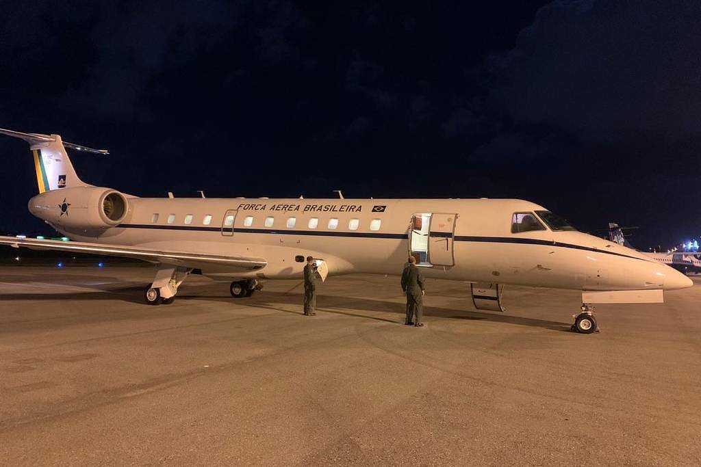 Ministros da FAB enfrentam fila após aviões ficarem sem combustível Aeronave da FAB, durante a pandemia da Covid-19, em 2020 (Foto: @fab_oficial no X)