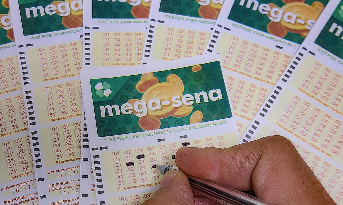 Goiânia celebra aposta vencedora que fatura mais de R$ 50 milhões na Mega-Sena Foto: Rafa Neddermeyer/Agência Brasil