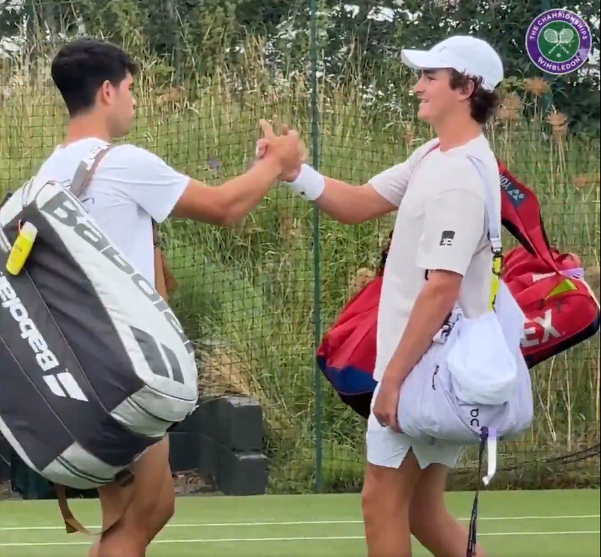 Alcaraz e João Fonseca treinam em Wimbledon (Foto: Reprodução/Redes sociais)