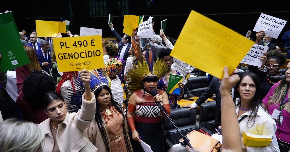 PSOL aciona STF em meio a baixa aprovação de propostas na Câmara dos Deputados Célia Xakriabá, do PSOL, discursa em votação de marco temporal, em 2023; tema foi alvo de disputa entre Congresso e Supremo. (Foto: Pablo Valadares/Agência Câmara - 30/05/2023)