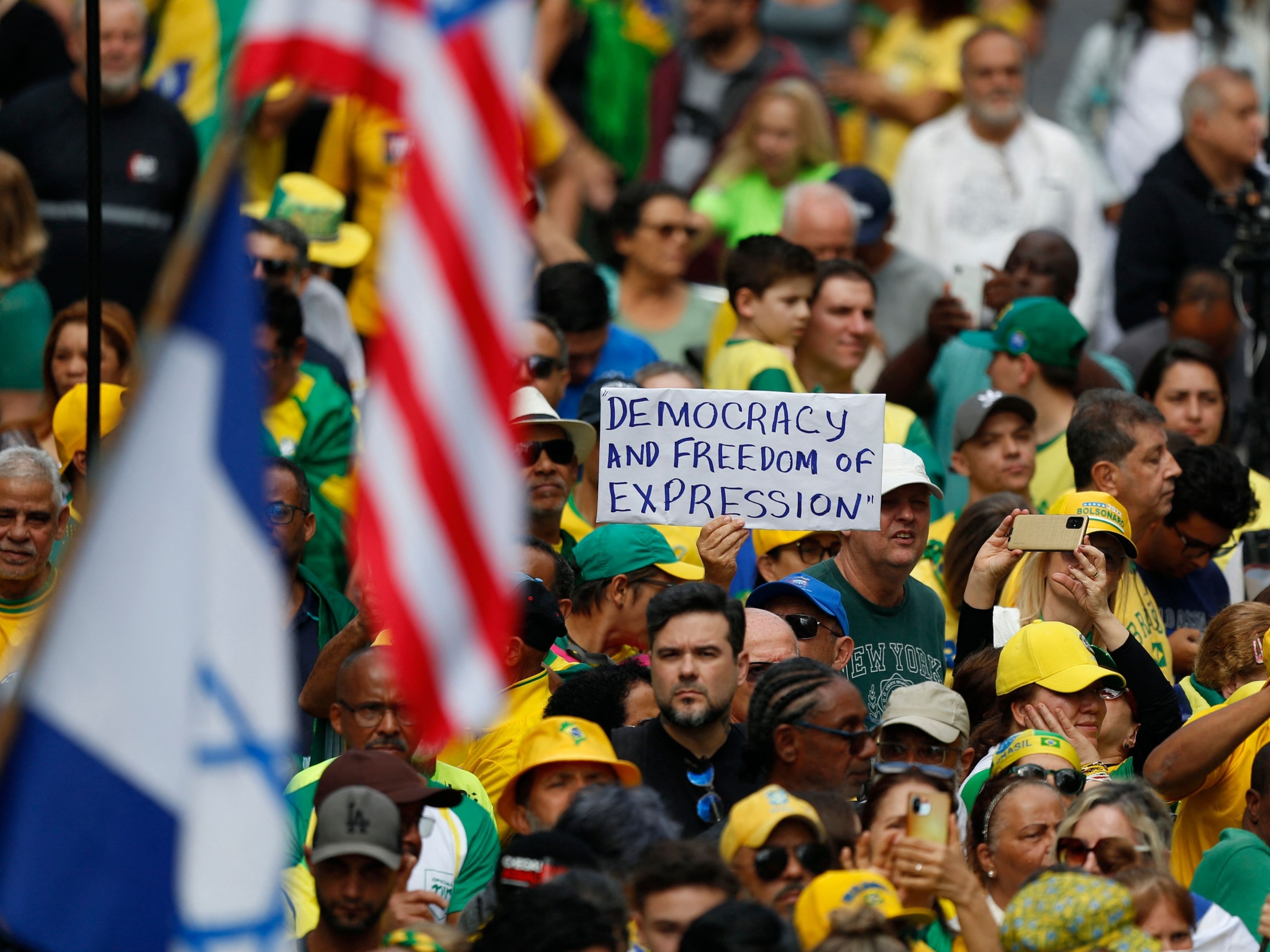 Bolsonaro e apoiadores realizam ato na Paulista contra julgamento do STF Apoiadores do ex-presidente Jair Bolsonaro vão a ato na Av. Paulista, em São Paulo (Foto: Miguel SCHINCARIOL / AFP)