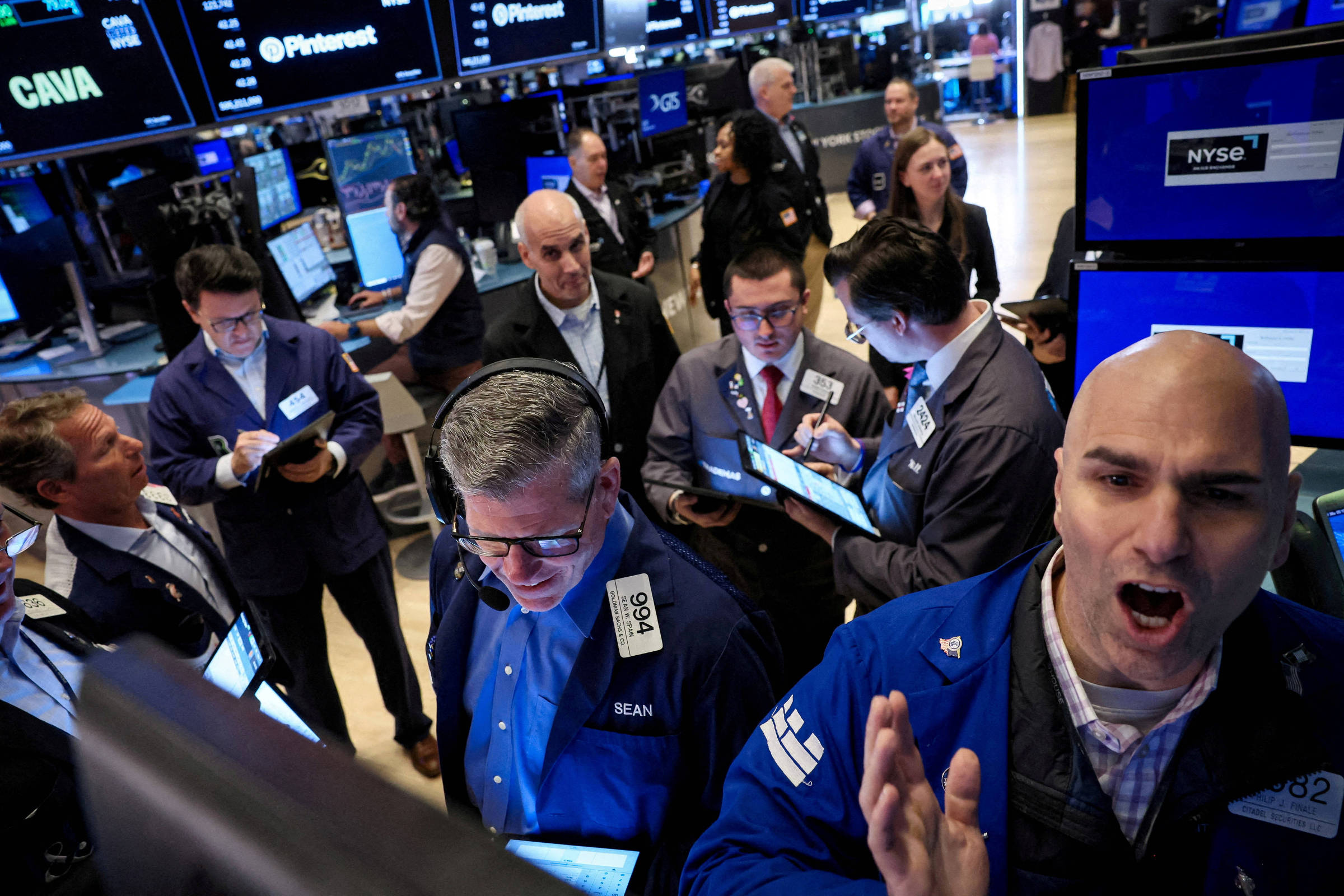 Investir no que você suporta é a chave para o sucesso financeiro Operadores de mercado na New York Stock Exchange (NYSE) (Foto: Brendan McDermid/Reuters)