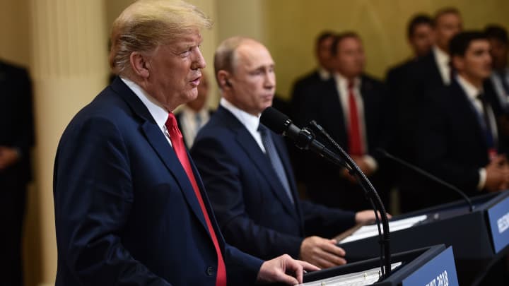 Ações europeias devem continuar em alta antes de encontro entre Trump e Putin Uma mulher está dentro de uma loja da empresa dinamarquesa de joias Pandora em Copenhague, Dinamarca. (Foto: Ida Marie Odgaard | Afp | Getty Images)