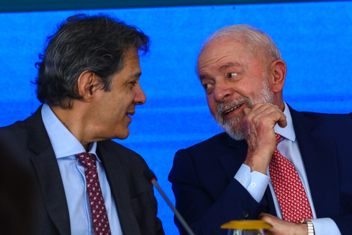 Presidente Luiz Inácio Lula da Silva e o ministro da Fazenda, Fernando Haddad, durante cerimônia no Palácio do Planalto (Foto: Brenno Carvalho/O Globo)