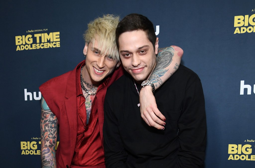 MGK celebra a amizade entre os filhos e promete brincadeiras animadas com Pete Davidson MGK disse que está animado para que sua filha, Saga, tenha encontros de brincadeira com o bebê do seu amigo Pete Davidson com a modelo/atriz Elsie Hewitt. (Foto: Reprodução)