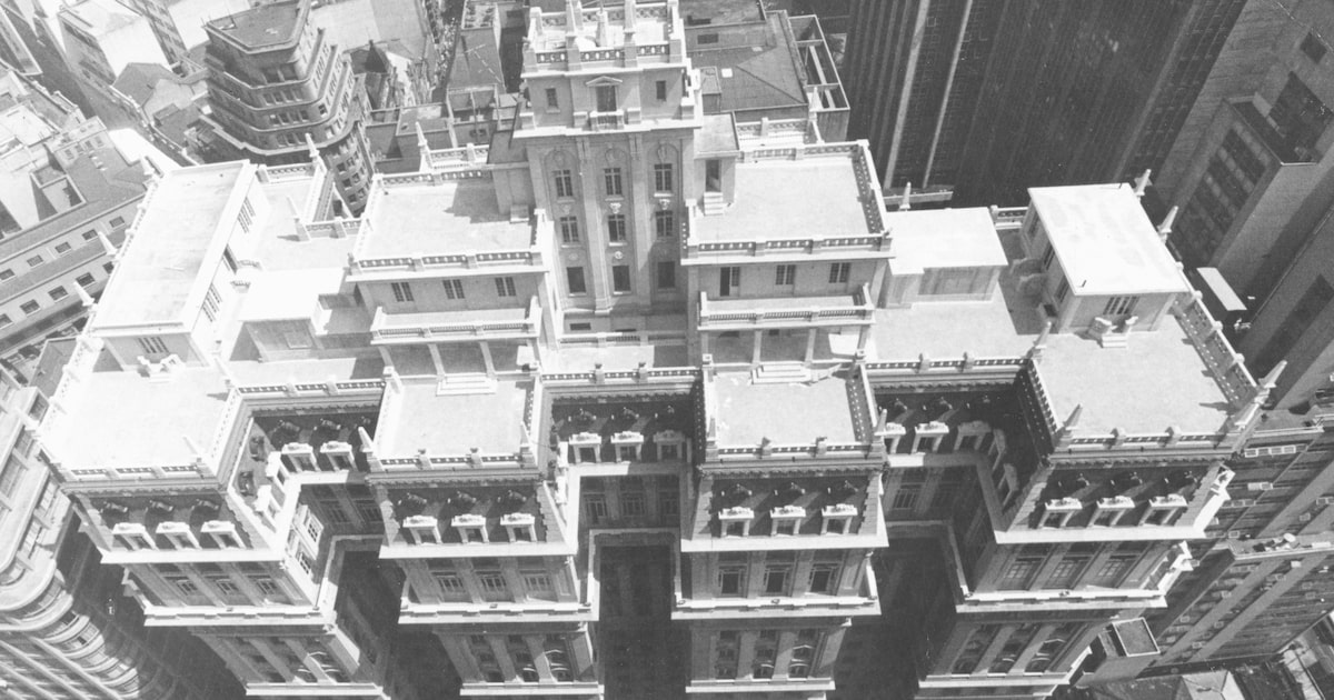 Martinelli revela a trajetória do primeiro arranha-céu de São Paulo em imagens e documentos Vista aérea do edifício Martinelli, na região central de São Paulo, 1979. (Foto: Acervo/Estadão)