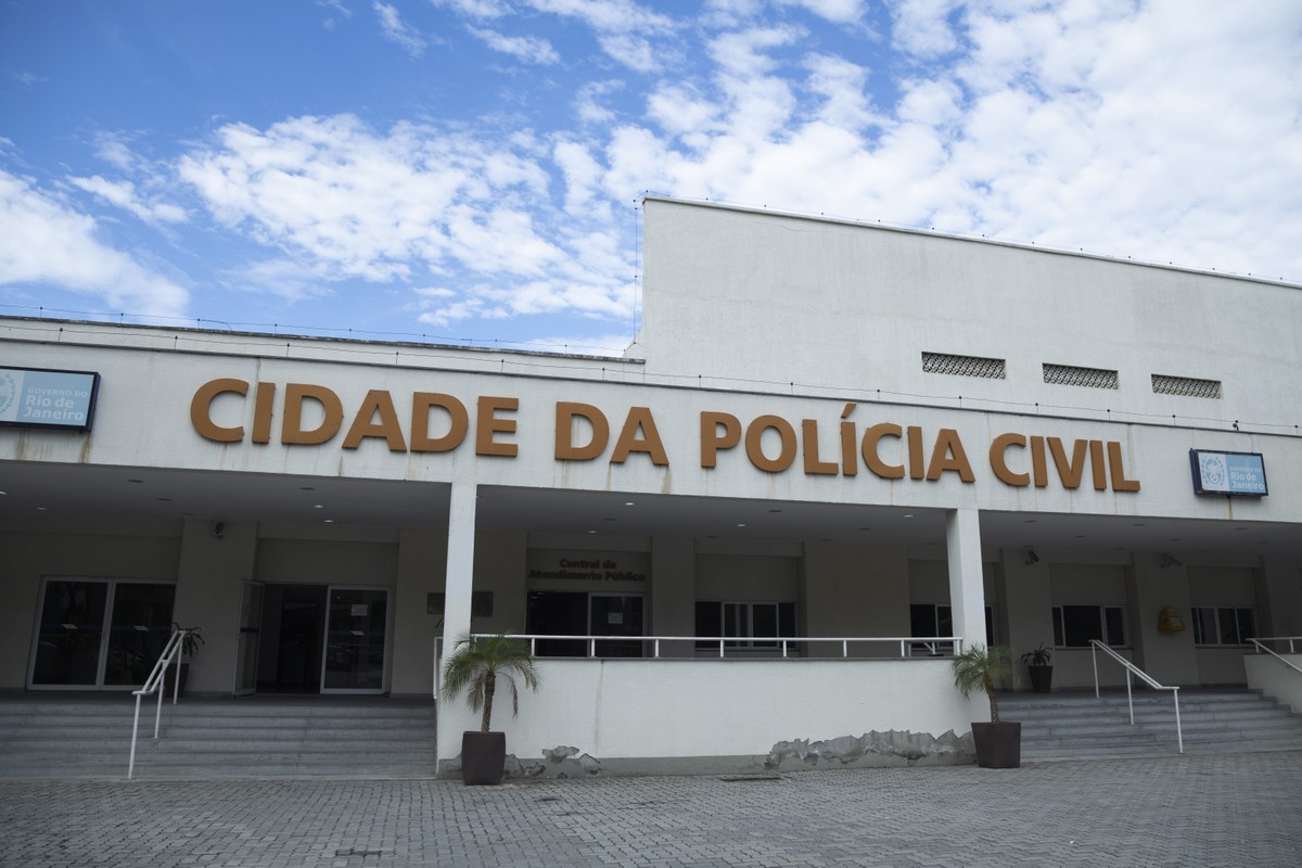 Mais de 10 pessoas são presas em operação contra roubos de cargas e receptação A Cidade da Polícia, para onde os presos foram levados (Foto: Gabriel Monteiro / Agência O Globo / Arquivo)