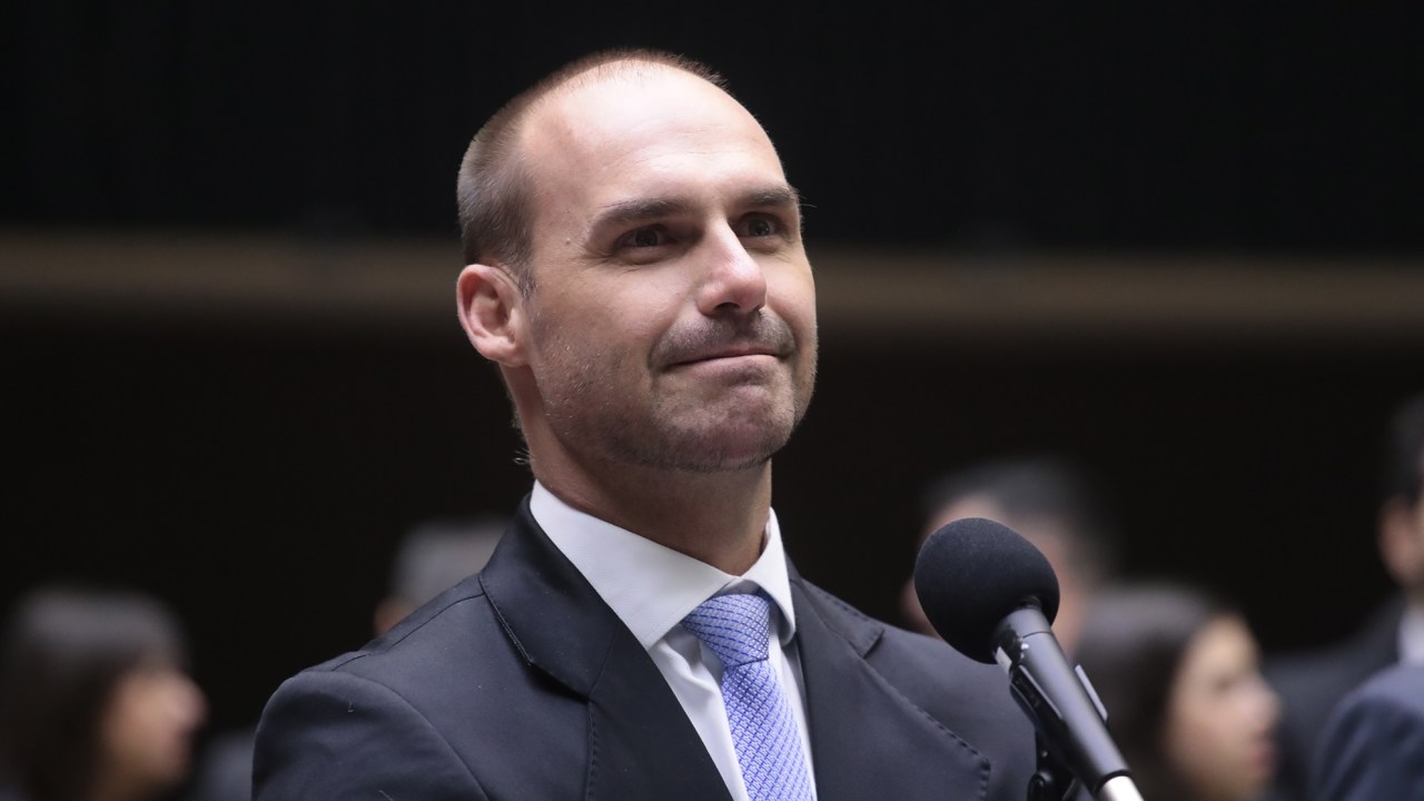 Licença de Eduardo Bolsonaro termina hoje e futuro político gera expectativas Deputado Eduardo Bolsonaro (PL-SP) em sessão na Câmara dos Deputados (Foto: Bruno Spada/Câmara dos Deputados)