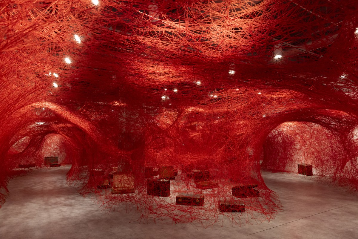 Instalação “Between Worlds” de Chiharu Shiota no Istanbul Modern (Foto: Bradley Secker/The New York Times)