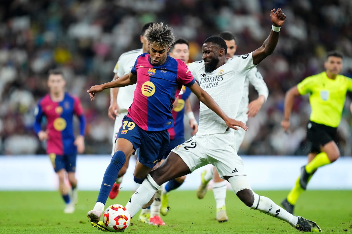 Lamine Yamal (esquerda) regatea a Antonio Rüdiger na final da Supercopa de Espanha. (Foto: NurPhoto via Getty Images)