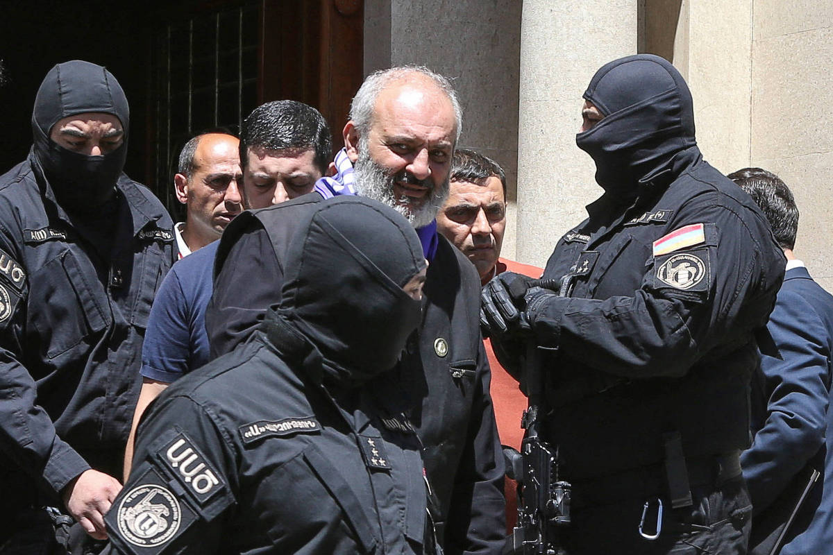 Agentes da Segurança Nacional da Armênia prendem o arcebispo da Igreja Apostólica Armênia, Bagrat Galstanyan (Foto: Melik Baghdasaryan - 25.jun.2025/via Reuters)