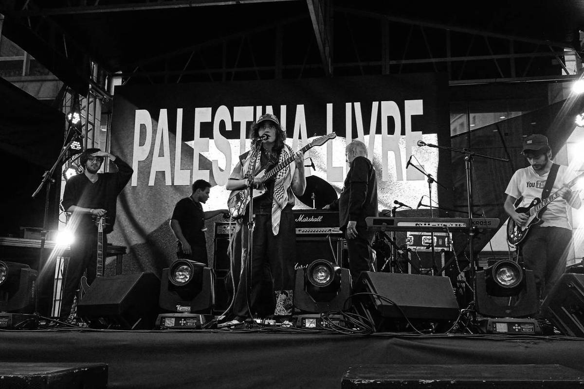 Censura da nova direita ameaça liberdade de expressão na sociedade atual Banda exibe mensagem pró-Palestina durante show em evento da Prefeitura de São Paulo (Foto: Reprodução)