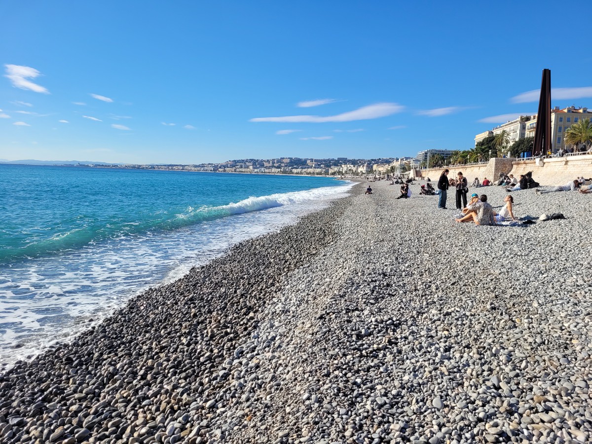 Brasil e Argentina figuram entre os 10 destinos com clima ideal para férias Pessoas aproveitam o sol numa das praias em frente à Promenade des Anglais, o calçadão que marca a orla de Nice, na Riviera Francesa (Foto: Eduardo Maia / O Globo)