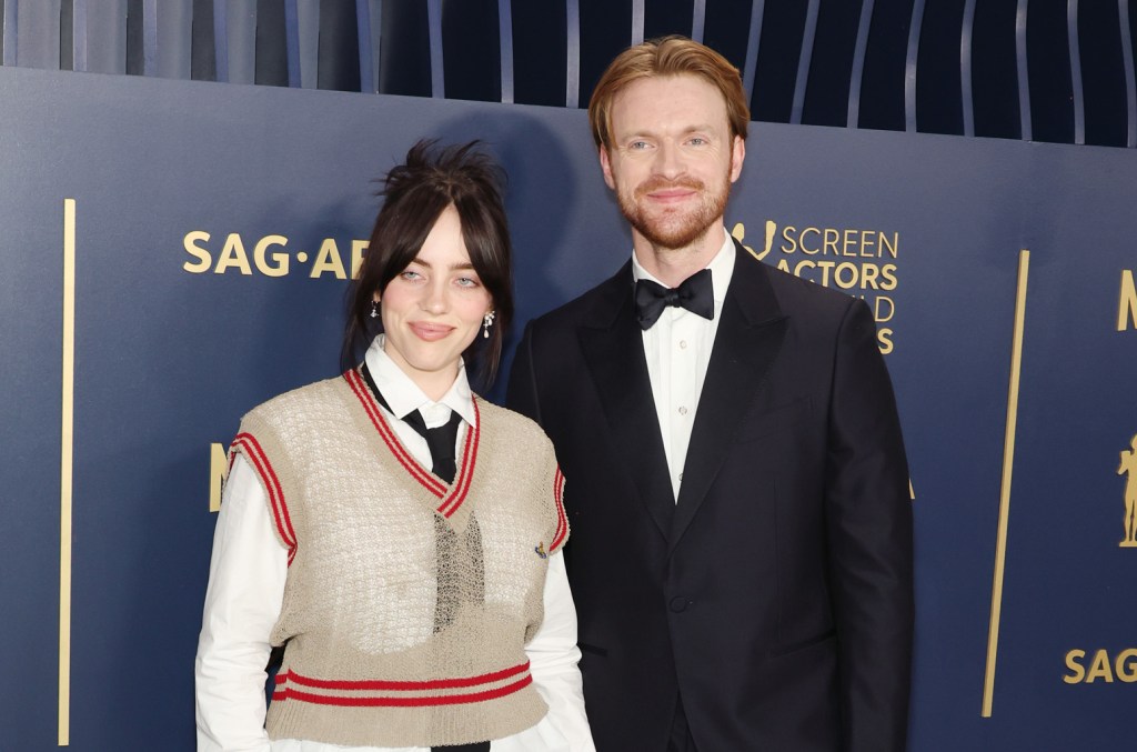 Billie Eilish revela segredos sobre as provocações no estúdio com Finneas Billie Eilish revelou que ela e Finneas dizem as "coisas mais cruéis" um para o outro enquanto gravam, mas que seu vínculo criativo é especial. (Foto: Reprodução)
