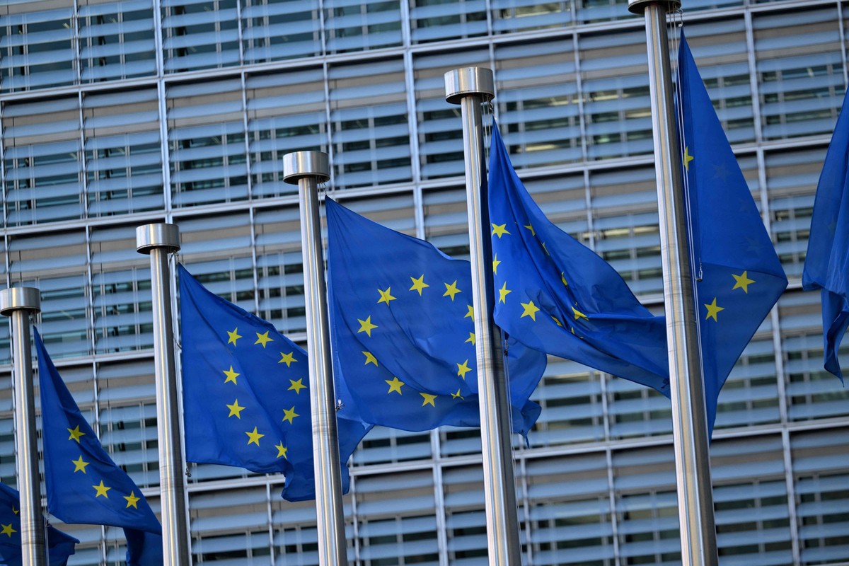 Progresso nas negociações comerciais entre a UE e os EUA é destacado por comissário A sede da União Europeia, em Bruxelas: UE enfrenta a ameaça de tarifas de 50% sobre quase todas as suas exportações para os EUA (Foto: Nicolas TUCAT / AFP)