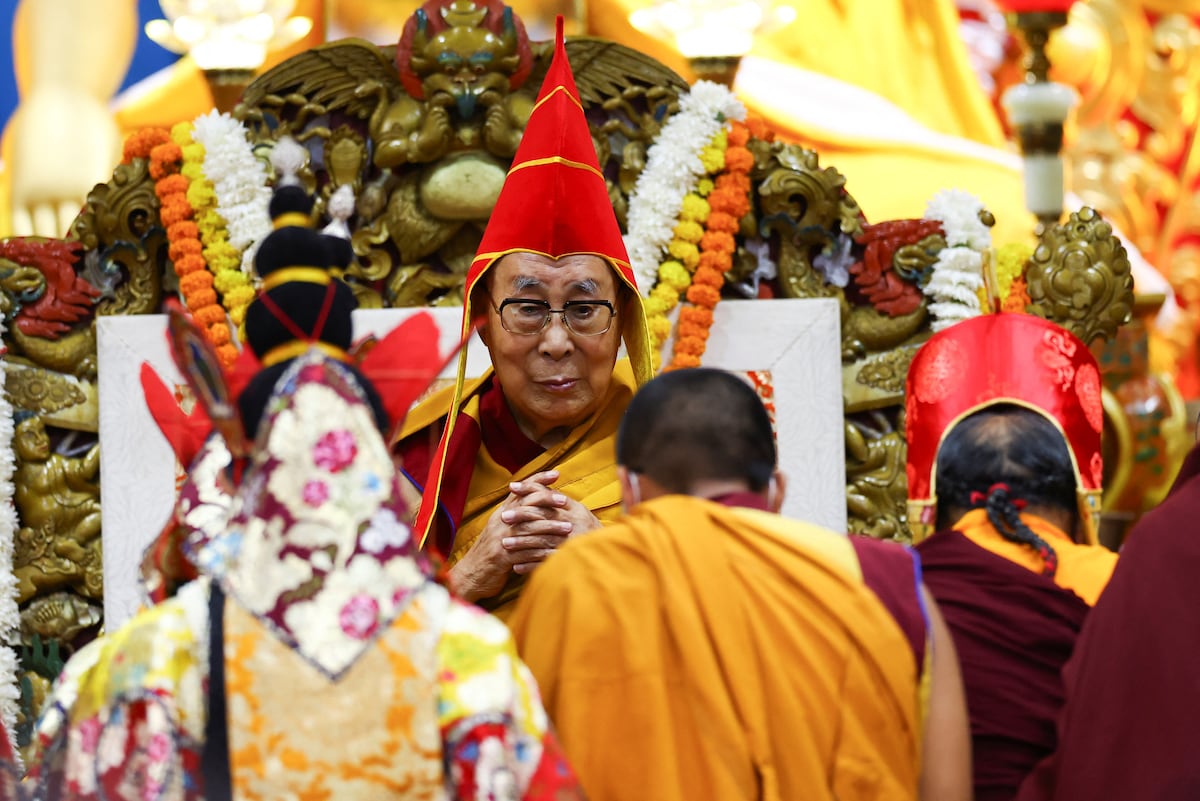 Dalai Lama completa 90 anos e tenta evitar influência da China em sua sucessão O Dalái Lama, durante uma cerimônia para celebrar seu aniversário, neste sábado na cidade indiana de Dharamshala. (Foto: Anushree Fadnavis/REUTERS)