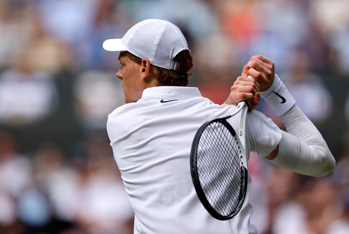 Sinner avança sem dor enquanto Djokovic desafia o tempo em busca de título Sinner golpeia a bola com uma proteção no braço durante o partido contra Shelton. (Foto: Stephanie Lecocq/REUTERS)