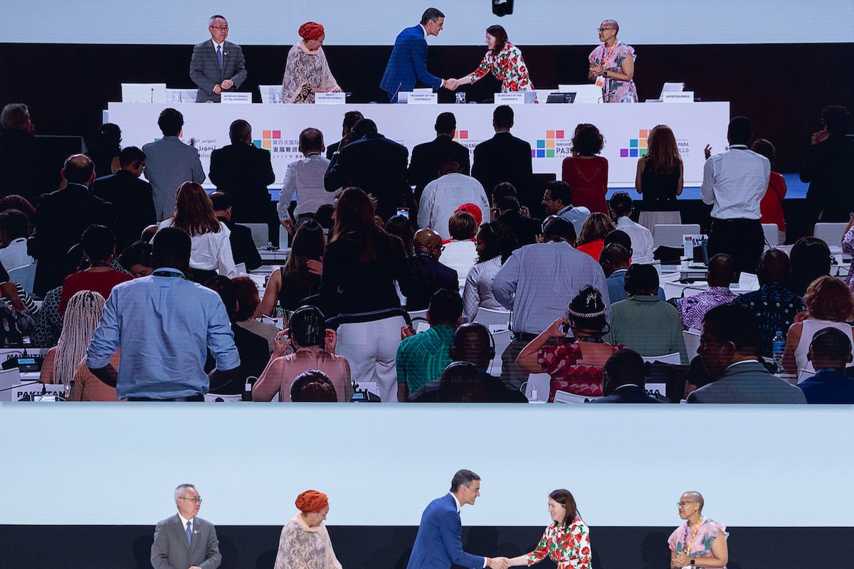 Comunidade internacional se une em Sevilla contra ataques ao multilateralismo O presidente do Governo da Espanha, Pedro Sánchez, durante o ato de clausura da quarta conferência para a financiamento e desenvolvimento da ONU celebrada em Sevilla. (Foto: PACO PUENTES)