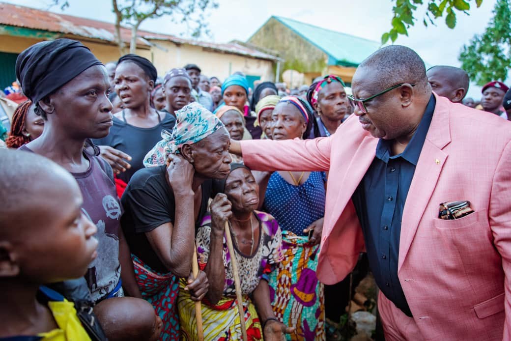 Milícias Fulani atacam aldeia na Nigéria e matam 32 cristãos, incluindo bebê Governador do estado de Plateau, Caleb Manasseh Mutfwang, visitou a região atingida pelo ataque aos cristãos. (Foto: X/Plateau State Directorate of Press)