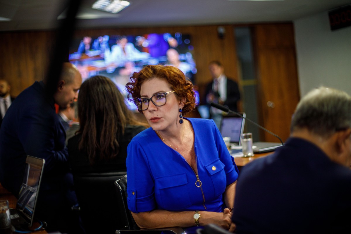 Carla Zambelli desaparece do cenário político e gera especulações sobre seu paradeiro Carla Zambelli no Congresso Nacional (Foto: Brenno Carvalho / Agência O Globo)