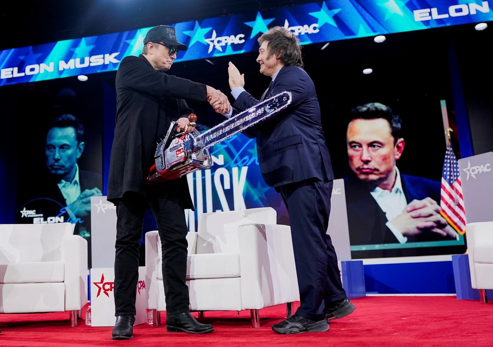 Musk admite falta de empatia ao levantar motosserra ao lado de Milei Musk admite falta de empatia ao levantar motosserra ao lado de Milei