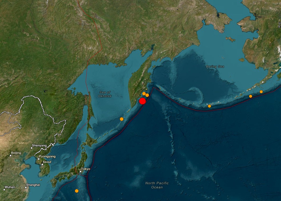Terremoto de 8,0 na Rússia gera alerta de tsunami em regiões costeiras do Pacífico Ponto vermelho mostra local de tremor de magnitude 8,0, na costa leste da Rússia, em 29 de julho de 2025 (Foto: USGS)