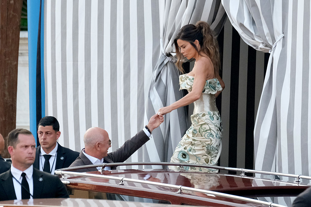 Jeff Bezos e Lauren Sánchez: no casamento de milhões, nada chamou mais a atenção do que a cintura fina da noiva (Foto: Stefano Mazzola/GC Images/Getty Images)