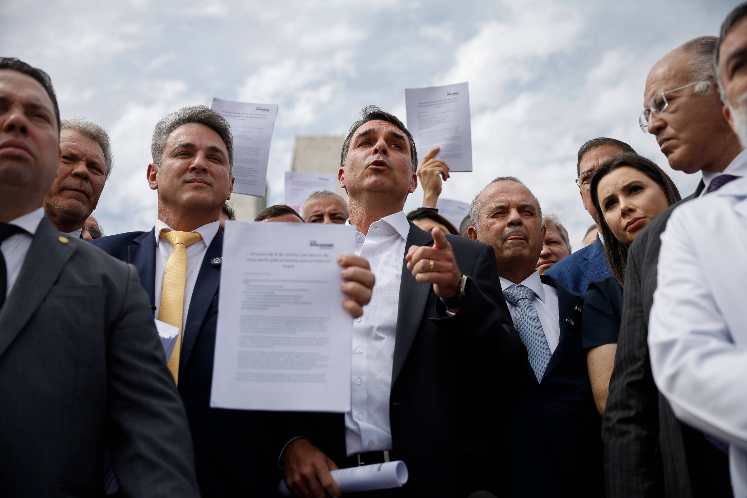 Centrão e PL firmam acordo para limitar processos no STF e controlar investigações Senador Flávio Bolsonaro e parlamentares do PL durante coletiva em frente ao Congresso Nacional (Foto: Pedro Ladeira - 5.ago.25/Folhapress)