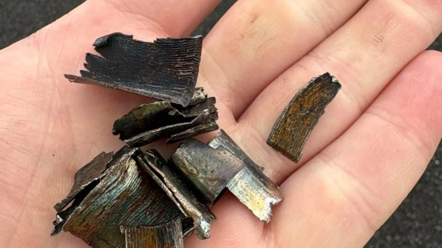 Caminhão derrama 750 quilos de metal na rodovia e causa danos a centenas de veículos
