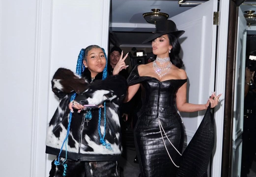 Kim Kardashian e filha (Foto: Reprodução)
