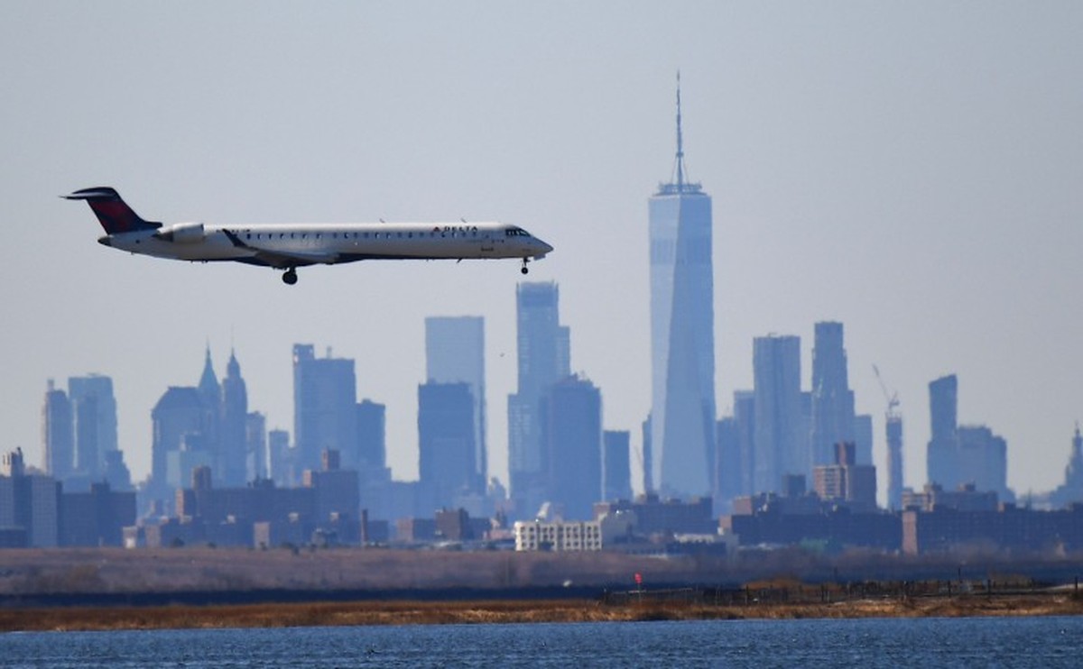 Avião da Delta Airlines pousando em Nova York (Foto: Johannes EISELE / AFP)
