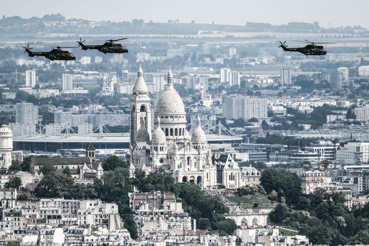Aeronaves realizam sobrevoo da Basílica de Sacré-Coeur durante desfile militar anual do Dia da Bastilha, em Paris (Foto: Thibaud MORITZ/AFP)