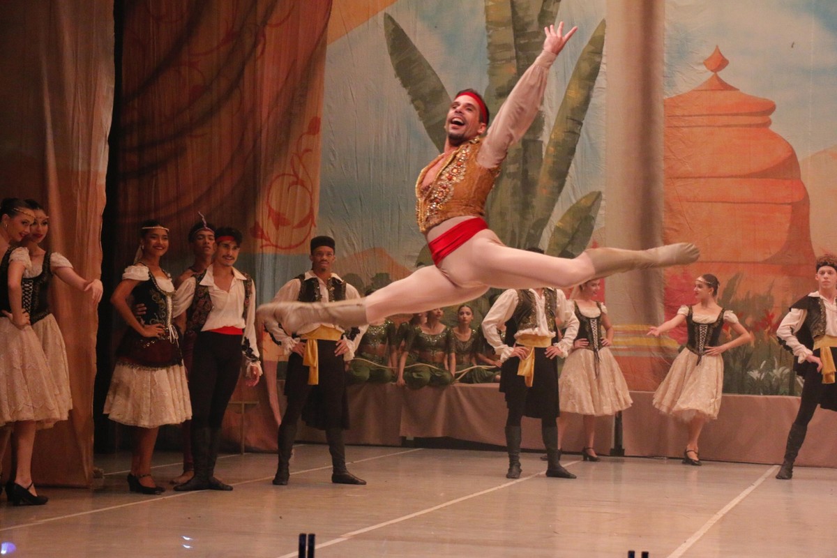 Cícero Gomes, primeiro bailarino do Theatro Municipal do Rio, vai estrear como Conrad no palco de casa (Foto: Divulgação/ Gabriel D'alexandria)