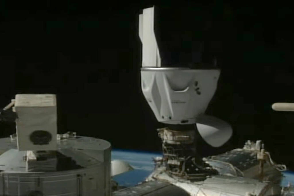 Nave com astronautas da Índia, Polônia e Hungria atraca na ISS Cápsula Crew Dragon, da SpaceX, acopla à Estação Espacial Internacional (Foto: Reprodução/Nasa no YouTube)