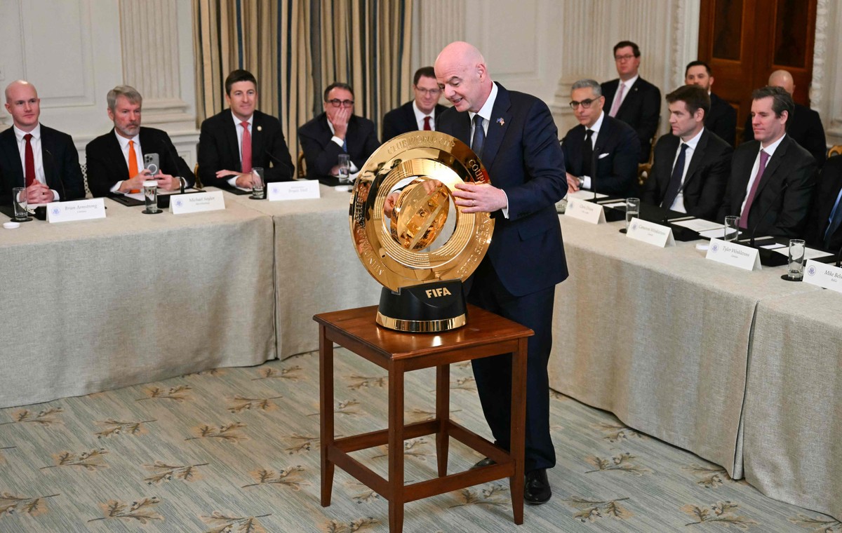 Gianni Infantino com a taça do Mundial de Clubes de 2025 (Foto: Jim WATSON / AFP)