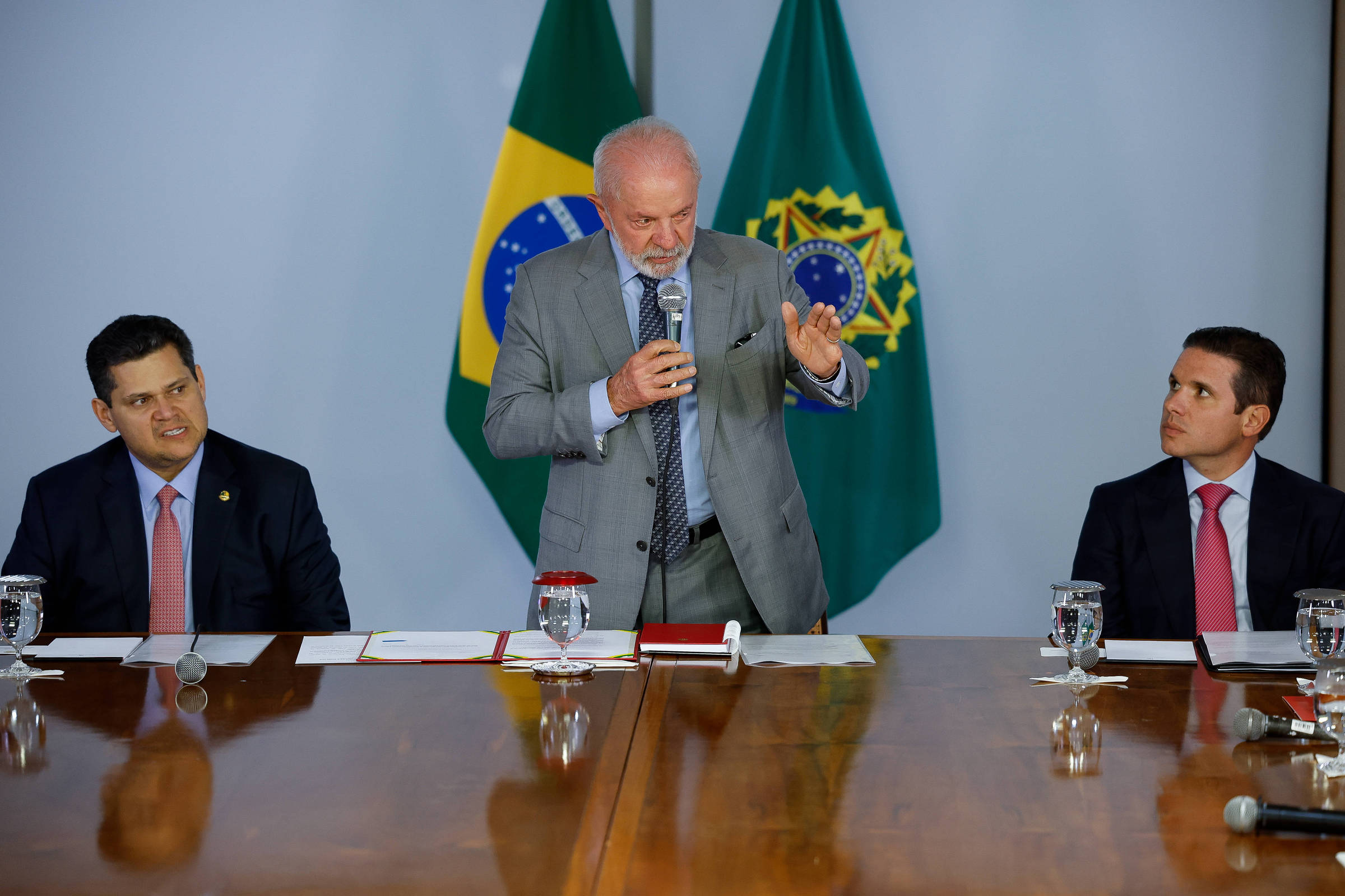 O presidente Lula discursa na cerimônia de entrega da PEC da Segurança; ao seu lado, os presidentes do Senado, Davi Alcolumbre (União-AP), e da Câmara, Hugo Motta (Republicanos-PB) (Foto: Pedro Ladeira - 23.abr.25/Folhapress)