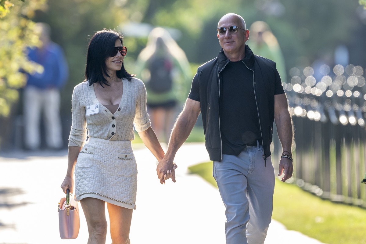 Jeff Bezos celebra casamento luxuoso em Veneza com estrelas e milhões em jogo Jeff Bezos, fundador da Amazon, e a apresentadora Lauren Sanchez em Sun Valley (Foto: Bloomberg)