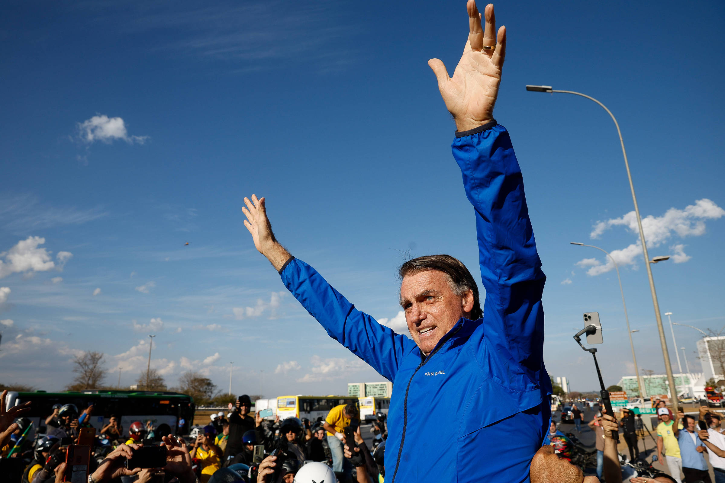 O ex-presidente Jair Bolsonaro participou de uma motociata em Brasília quando já estava sob restrições impostas pelo STF (Foto: Pedro Ladeira - 29/07/2025/Folhapress)