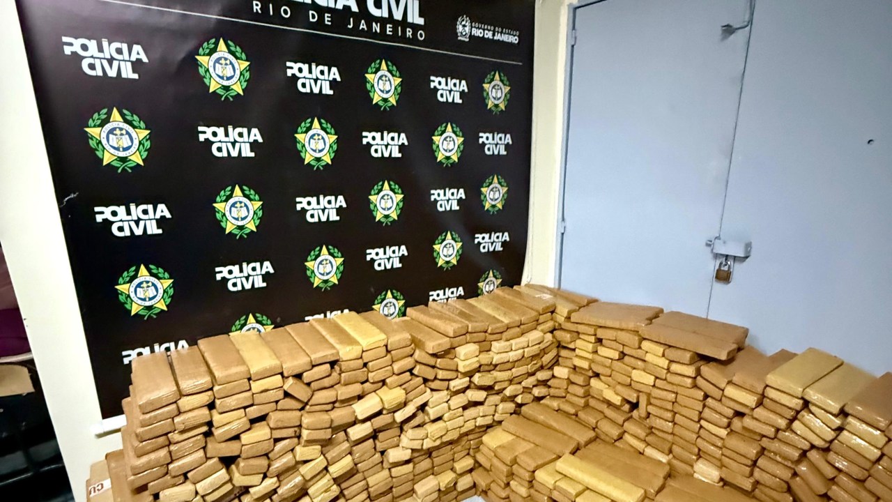 Polícia apreende caminhão-tanque com uma tonelada de maconha no Rio de Janeiro Droga apreendida pela Polícia Civil do Rio em Comendador Levy Gasparian (Foto: Divulgação/PCERJ)