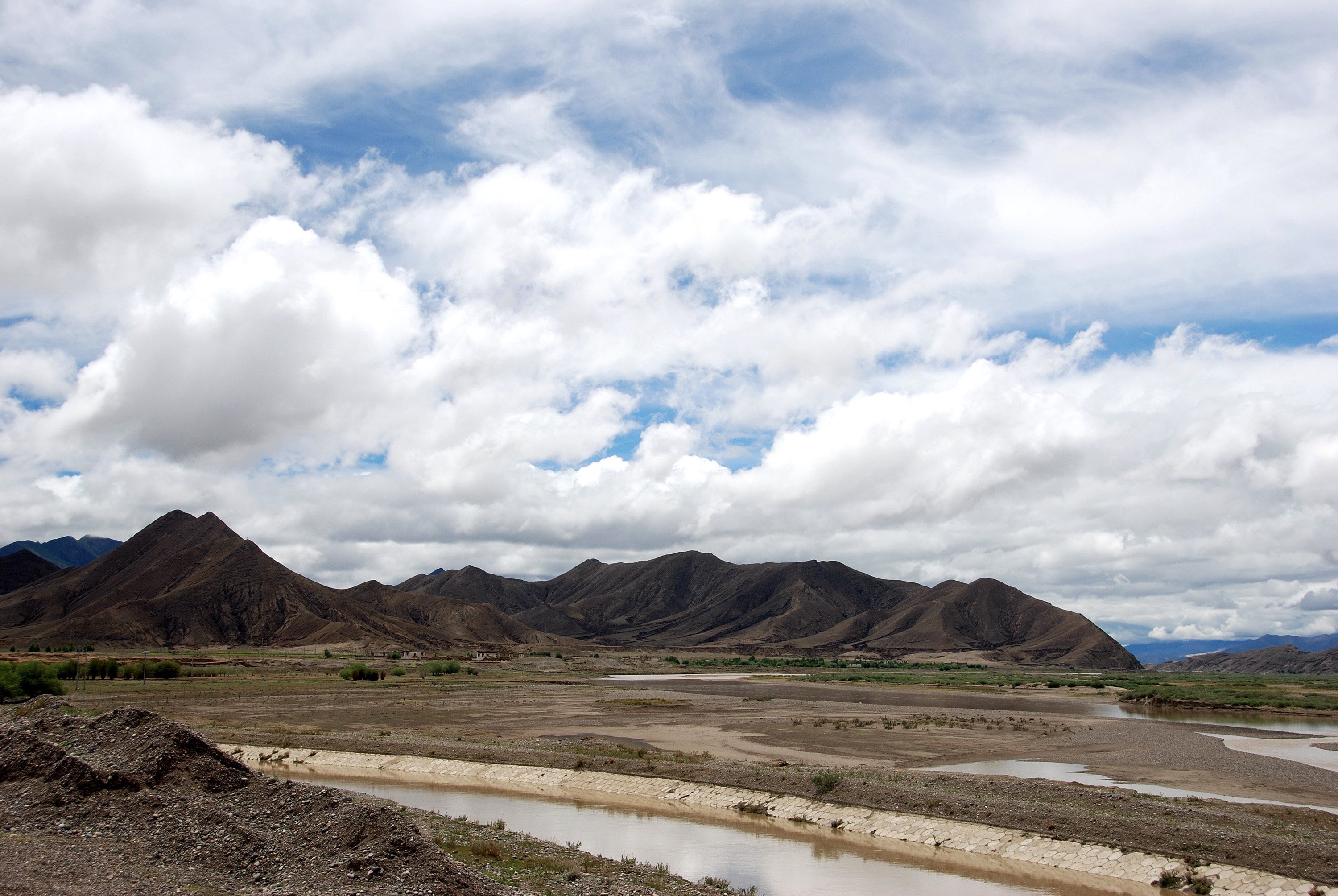 Barragem chinesa de US$ 167 bi gera preocupações ambientais e tensão com a Índia Rio Yarlong Tsangpo, região da mega usina que a China já está construindo (Foto: Adrienne Mong/NBC NewsWire / Getty Images)