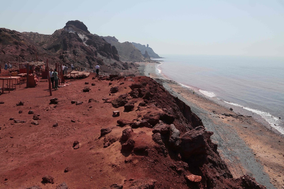 Fechamento do estreito de Ormuz prejudica mais Irã e China do que EUA Pessoas visitam a Ilha de Ormuz, no Estreito do Golfo de Ormuz, próximo à cidade portuária iraniana de Bandar Abbas, em 29 de abril de 2019 (Foto: Atta Kenare/AFP)