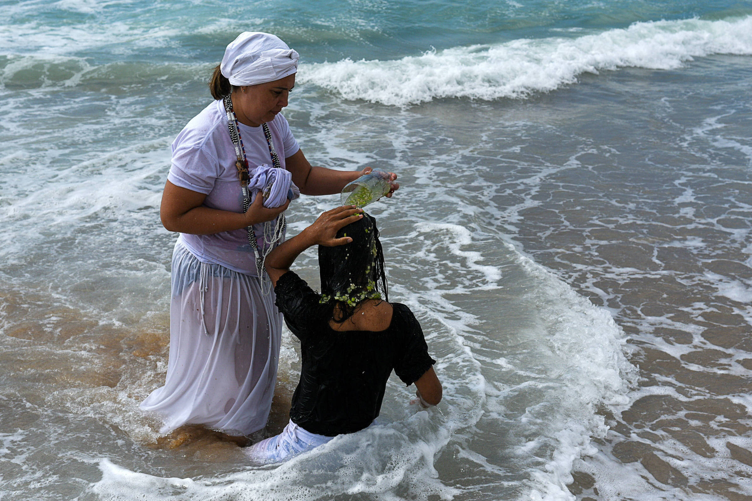 Censo 2022 do IBGE revela diversidade nos terreiros e desafia estereótipos raciais Devotos do candomblé realizam cerimônia de purificação espiritual, ritual de celebração do Ano Novo - Tita Barros - 31.dez.24/Reuters (Foto: Tita Barros - 31.dez.24/Reuters)