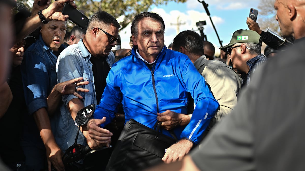 O ex-presidente do Brasil, Jair Bolsonaro, participa do encontro anual de motociclistas Capital Moto Week nesta terça-feira, em Brasília. (Foto: Andre Borges/EFE)